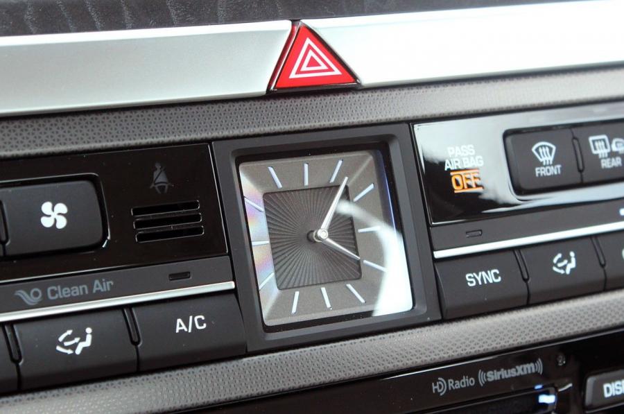 Детали интерьера Hyundai Genesis 2014 года  (NA) (фото 84 из 105)